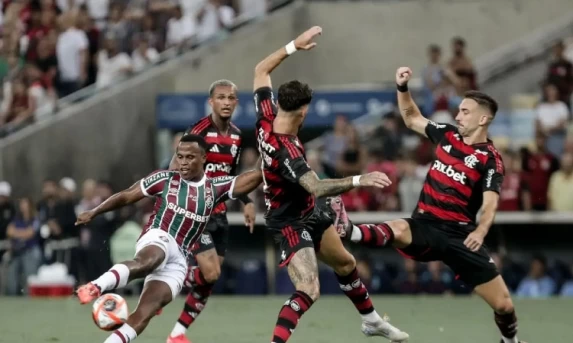 Flamengo vence Fluminense no primeiro capítulo da final do Carioca