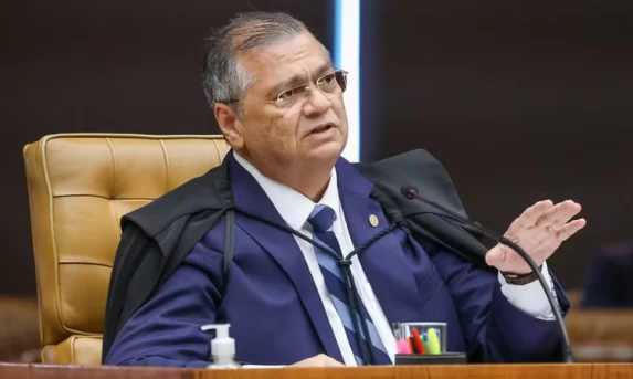 Flávio Dino intima presidentes de 21 partidos a explicarem controle e direcionamento de emendas