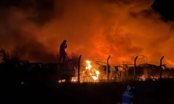 Fogo destrói pátio do Detran em Cascavel