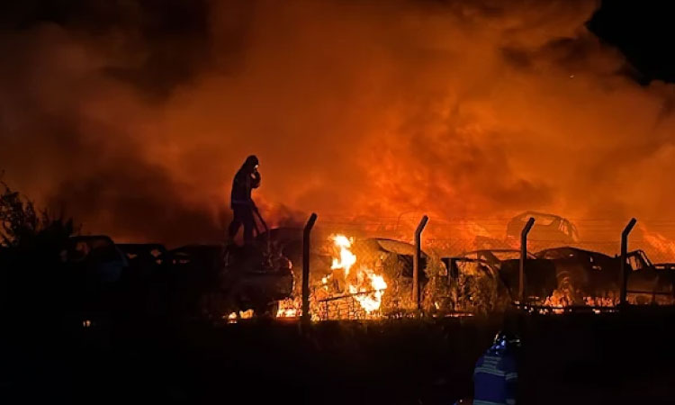 Fogo destrói pátio do Detran em Cascavel