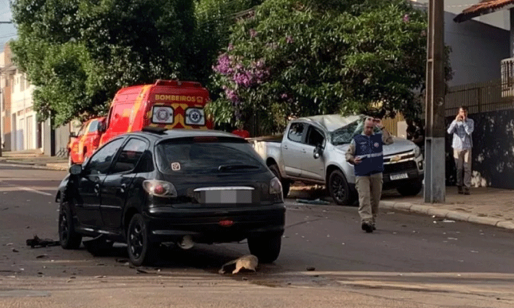 Forte batida deixa veículos danificados e homem ferido no Centro de Cascavel