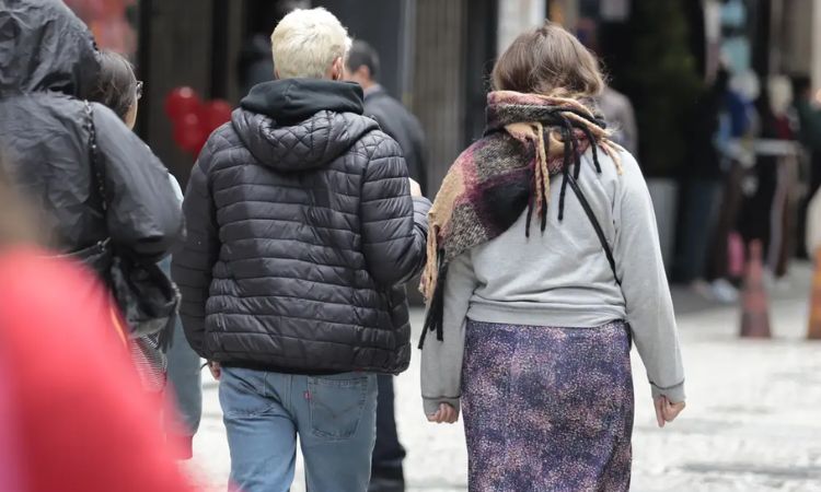 Frente fria associada a ciclone avança pelo Paraná e derruba temperaturas