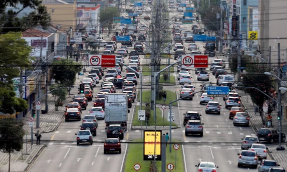 Frota de veículos cresce 12% no Paraná em cinco anos e passa de 8 milhões.