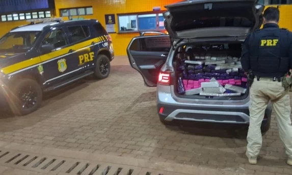 Fuga Alucinante: Perseguição na BR-277 termina com carro clonado e 346 kg de drogas apreendidos em Cascavel