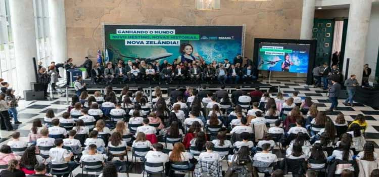 Governador parabeniza os 100 alunos que vão embarcar para a Nova Zelândia em julho.