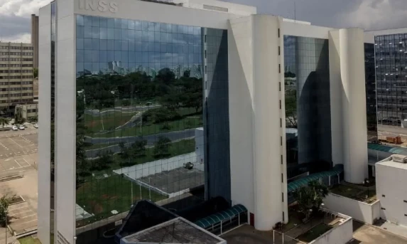 Governo antecipa 13º de aposentados do INSS para abril e maio