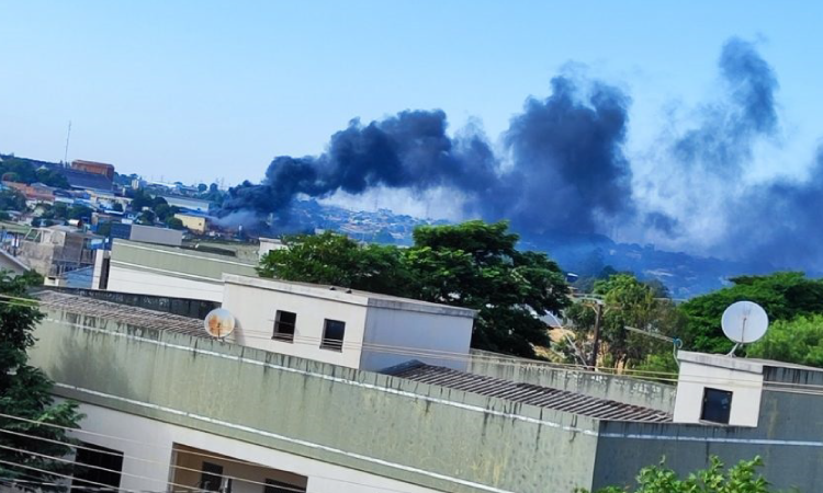 Grande incêndio é registrado em empresa no Parque São Paulo em Cascavel.