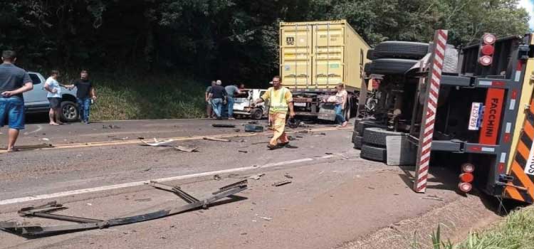GUARANIAÇU: Acidente deixa rodovia BR 277 interditada em ambos os lados da pista.