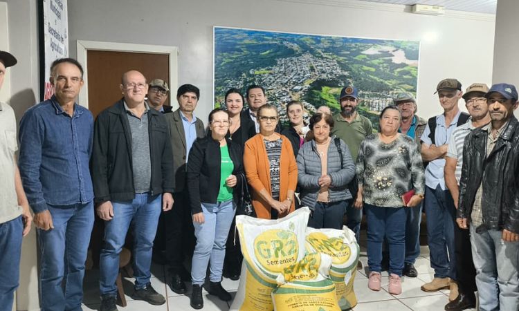 GUARANIAÇU: Agricultores recebem Sementes de Aveia para planto no inverno.