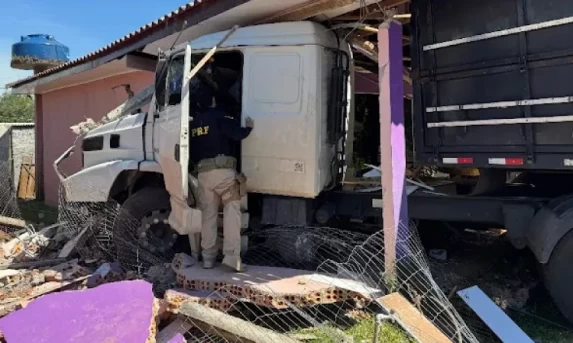 GUARANIAÇU: Carreta invade residência às margens da BR-277