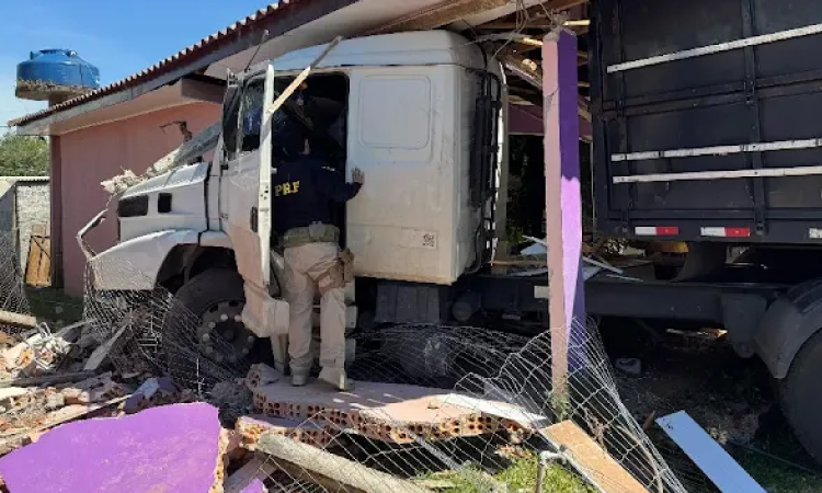 GUARANIAÇU: Carreta invade residência às margens da BR-277