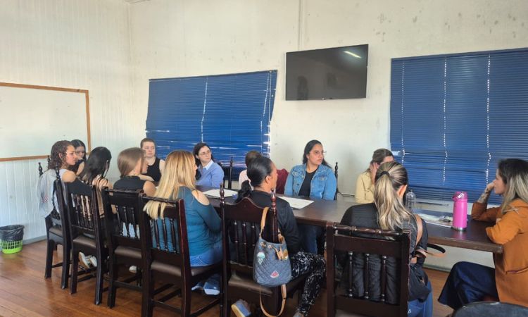 GUARANIAÇU: Curso de Modelagem e Henna para Sobrancelhas tem início com 15 participantes