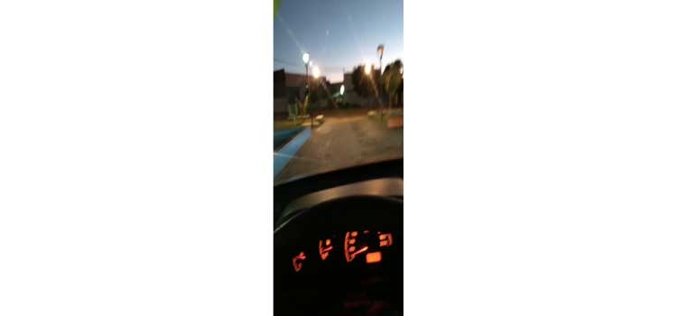 GUARANIAÇU: Homem invade praça pública acelerando e cantando pneus do veículo