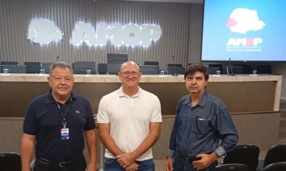 GUARANIAÇU: Prefeito Ronaldo Cazella e Secretários participam de reunião da AMOP em busca de novos programas para o município.