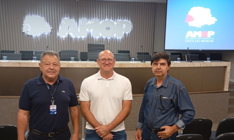 GUARANIAÇU: Prefeito Ronaldo Cazella e Secretários participam de reunião da AMOP em busca de novos programas para o município.
