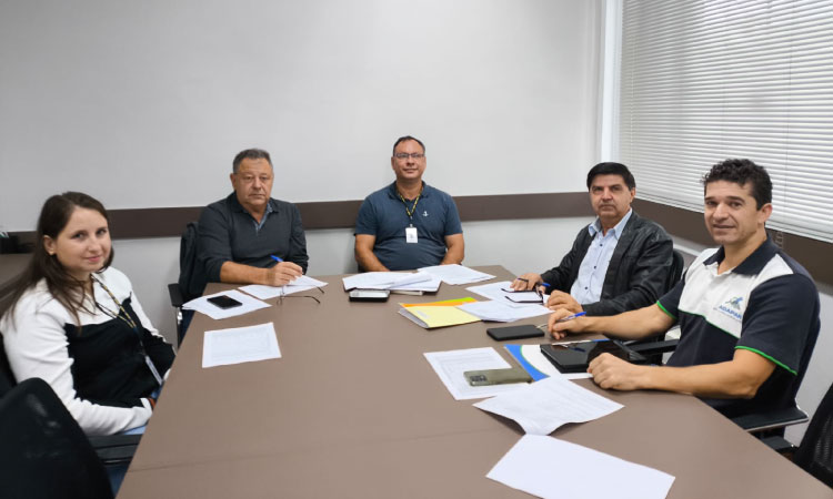 GUARANIAÇU: Prefeito se reúne com representantes do DERAL, SEAB e ADAPAR para tratar do desempenho das cadeias produtivas locais.