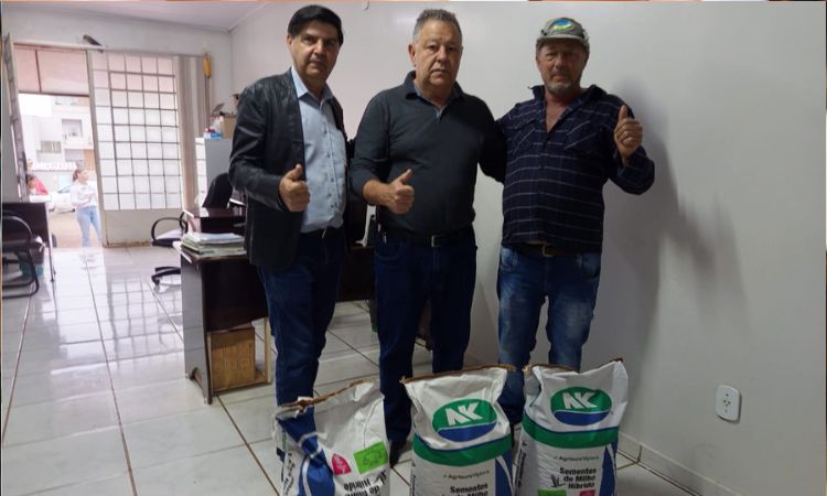 GUARANIAÇU: Prefeitura de Guaraniaçu entrega sementes de milho para agricultores familiares