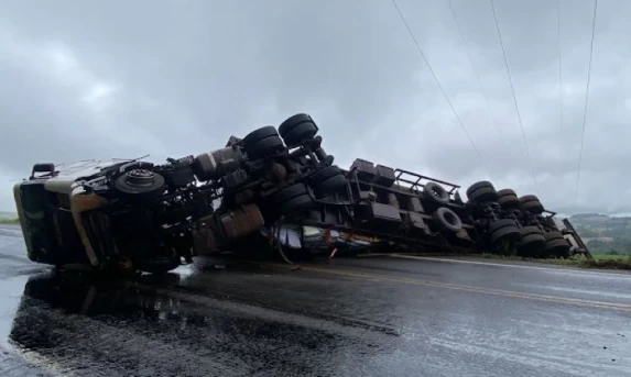 GUARANIAÇU: Colisão frontal entre carro e carreta interdita a BR-277.