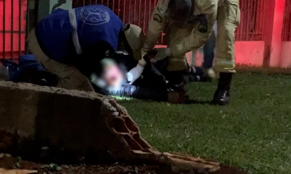 Homem é esfaqueado sob acusação de ter agredido mulher no Floresta.