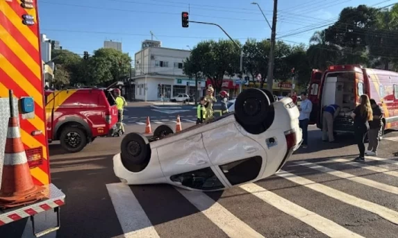 Homem fica ferido após colisão e capotamento no centro de Cascavel