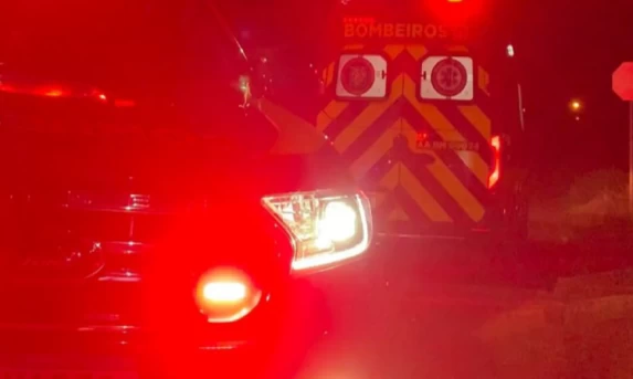 Homem fica gravemente ferido após ser esfaqueado durante briga conjugal no Brasmadeira