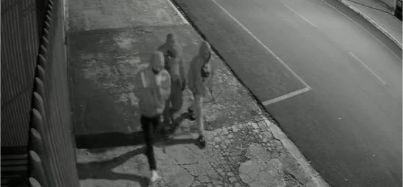 IBEMA: Assaltantes tentam invadir lojas no centro da cidade.