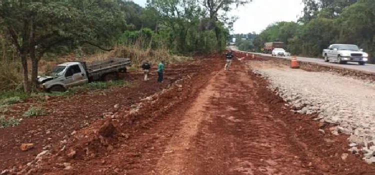 IBEMA: Caminhonete sai da pista e bate contra árvore na BR 277