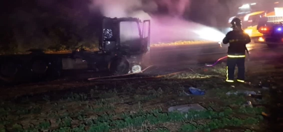 IBEMA:  Defesa Civil é acionada para combater incêndio em carreta no Km 535 da BR-277.