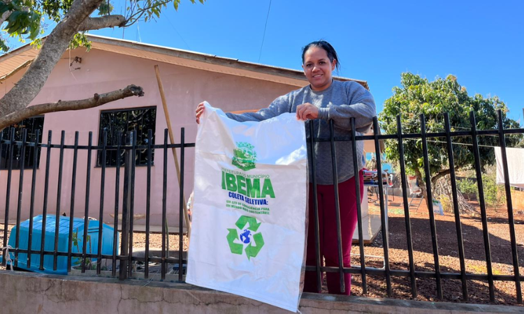 Ibema fortalece Coleta Seletiva com a entrega de novos sacos de ráfia para a população