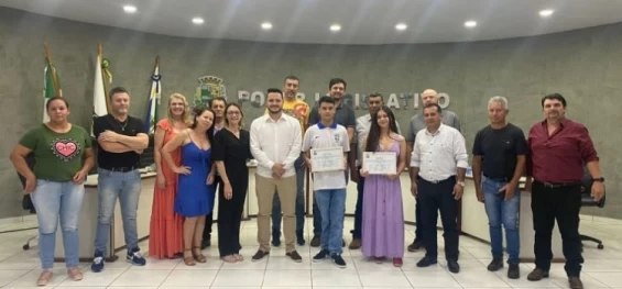 IBEMA: Câmara Municipal presta homenagem a alunos ibemenses selecionados no programa Ganhando o Mundo.