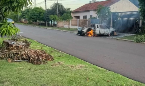 Idoso morre após fio de alta tensão cair sobre carro e causar incêndio em Ubiratã.
