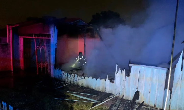 Incêndio destrói residência no bairro Alto Alegre em Cascavel.