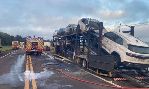 Incêndio em caminhão-cegonha interdita totalmente a BR-277 na manhã desta terça-feira