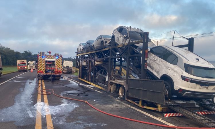 Incêndio em caminhão-cegonha interdita totalmente a BR-277 na manhã desta terça-feira