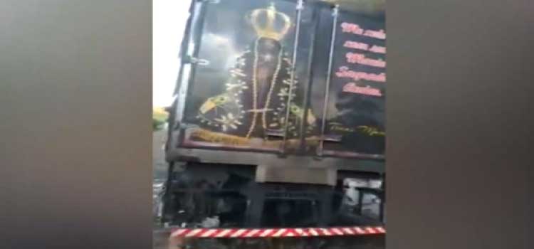 INCRÍVEL: Caminhão pega fogo, fica completamente destruído e a única parte que não queima é a imagem de Nossa Senhora Aparecida