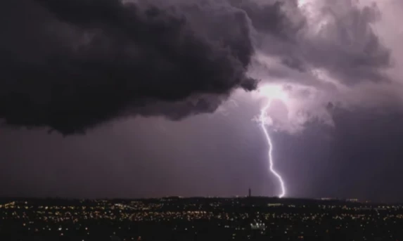 Inmet emite alerta vermelho de tempestade para mais de 50 municípios das regiões Oeste e Sudoeste do Paraná