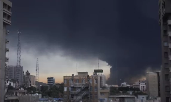 Internacional: Explosões transformam dia em noite no Irã e colocam cidades sob alerta de chuva ácida