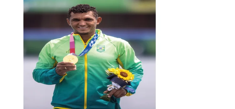 Isaquias Queiroz leva a medalha de ouro nas Olimpíadas de Tóquio.