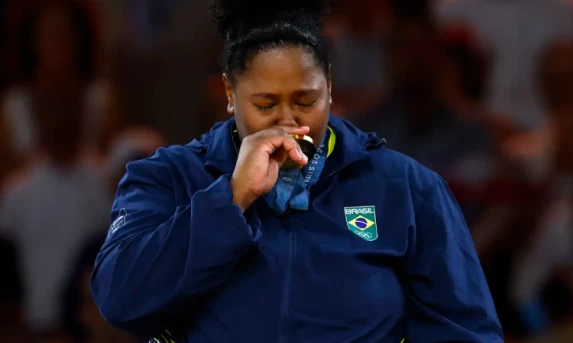 Judoca Beatriz Souza conquista o primeiro ouro brasileiro em Paris.