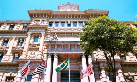 Juízes brasileiros receberam média de R$ 90 mil por mês em 2025; Moraes suspende pagamentos irregulares