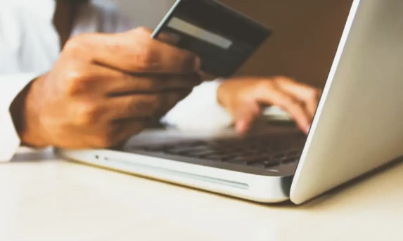 Juros do cartão de crédito sobem e atingem 429,5% ao ano em junho.