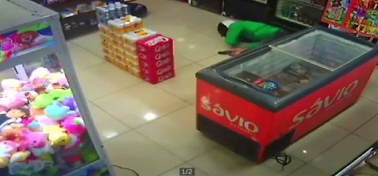 Ladrão atrapalhado atira contra seu próprio pescoço acidentalmente.