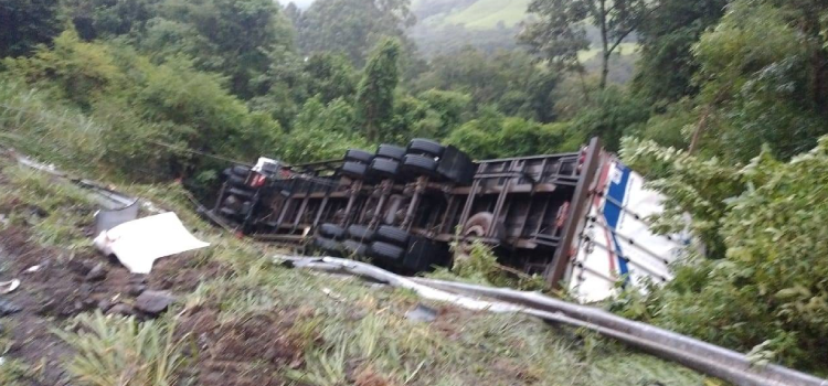 LARANJEIRAS DO SUL: Carro vai parar embaixo de carreta em acidente na BR-277; duas vítimas em óbito
