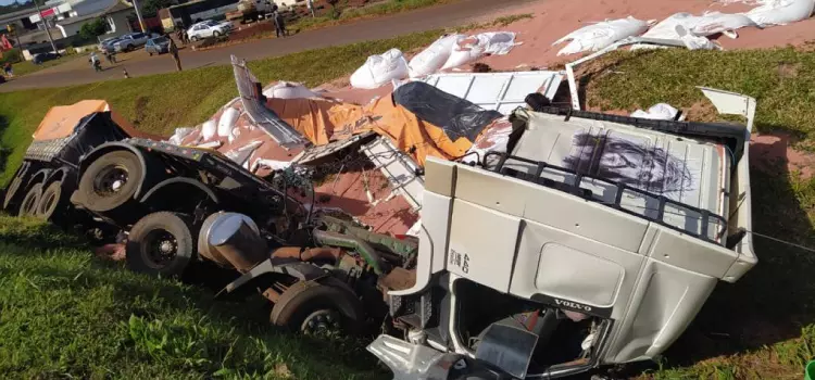 LARANJEIRAS DO SUL – Colisão frontal entre caminhão e gol deixa uma vítima fatal