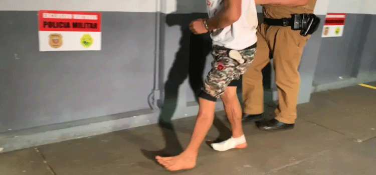LINDOESTE: Rapaz é preso pela Polícia Militar após tentar esfaquear o irmão.
