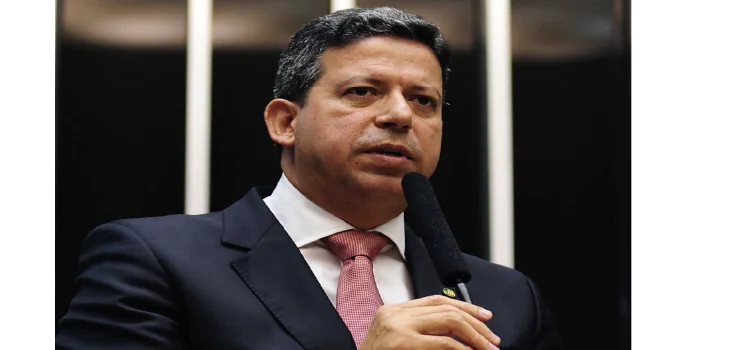 Lira anuncia que PEC do voto impresso será analisada no plenário da Câmara.