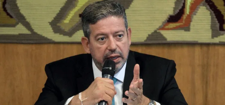 Lira confirma para hoje votação de texto que facilita compra de vacina