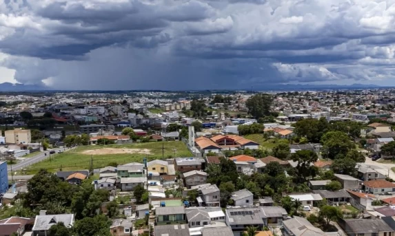 Litoral registra chuva histórica e frente fria deve derrubar temperaturas no Paraná a partir de quinta