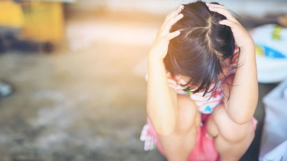 MENINA CAMINHA 7 KM DESCALÇA E DENUNCIA MAUS-TRATOS DA MÃE EM CASCAVEL