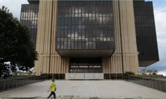 Mercado projeta crescimento de 2,16% do PIB em 2025 e mantém inflação acima do teto da meta